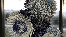 Zemer Peled vytváří velké kvetoucí plastiky z keramiky