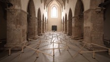 Zimoun vytvořili v rakouském kostele instalaci ze 150 latí