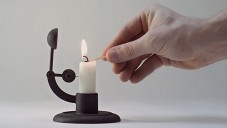 Lars Beller Fjetland navrhl svícen automaticky zhášecí svíčku