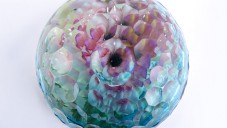 Bilge Nur Saltık navrhl vázy s kaleidoskopickým efektem