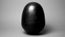 Misirizzi je dřevěná houpající se urna ve tvaru vejce
