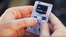Arduboy je retro Game Boy o velikosti kreditní karty