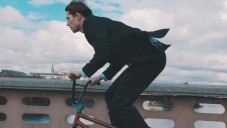 Móda Prostějov má reklamní spot na obleky s jezdcem na BMX