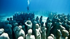 Jason deCaires Taylor vystavuje své sochy lidí pod vodou