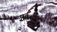 Na Aljašce vyrůstá dřevěná věž Goose Creek Tower