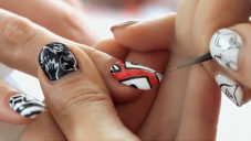 Susi Kenna ručně maluje části uměleckých děl na nehty