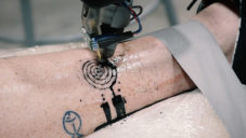 Tetovací robot poprvé tetoval nohu živého člověka