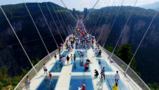 V Číně otevřeli nejvyšší a nejdelší skleněný most na světě