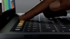 Apple má nový MacBook Pro s dotykovým pruhem nad klávesnicí