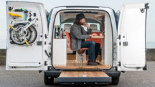 Nissan vyrobil mobilní kancelář v elektrické dodávce e-NV200