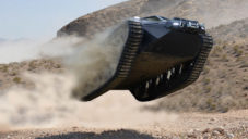 Ripsaw EV2 je luxusní offroadové vozidlo připomínající tank