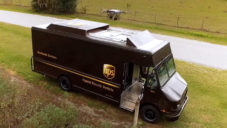 UPS testuje doručení autonomními drony ze speciálních aut