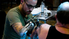 Francouz tvoří úchvatná tetování svou tetovací protézou