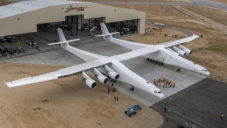 Největší letoun světa Stratolaunch bude vynášet rakety do vesmíru