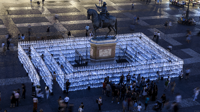 V Madridu na náměstí postavili svítící labyrint z plastového odpadu