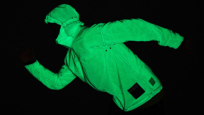 Solar Charged Jacket je bunda nabíjená sluncem a svítící ve tmě