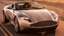 Aston Martin ukázal kabriolet DB11 Volante poprvé za jízdy