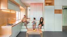 Miniaturní madridský byt dostal svěží barvy a modulární nábytek