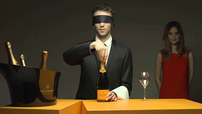 Veuve Clicquot ukazuje jak se správně otevírá a servíruje šampaňské