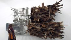 Leonardo Drew vytváří monumentální sochy z kusů odpadního dřeva