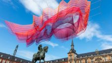 Janet Echelman zavěsila na madridském náměstí Plaza Mayor instalaci 1.78