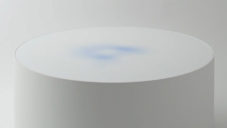 Japonský stolek Blur má desku ozdobenou měnící se rozpitou modrou barvou
