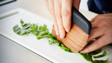 Chifen Cheng navrhla pro Maison Milan kuchyňský nůž ze dřeva