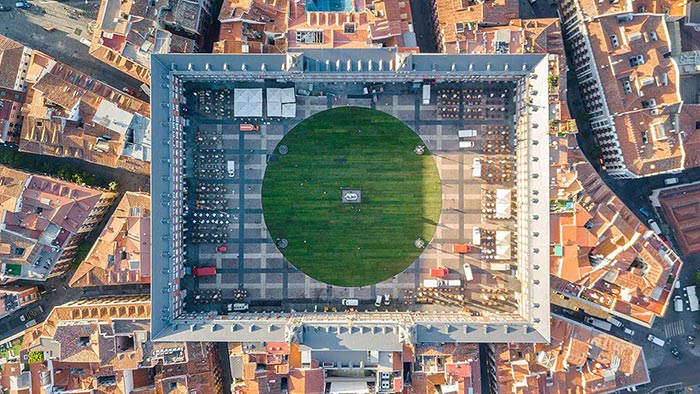 Madrid si k výročí 400 let zatravnil hlavní náměstí Plaza Mayor