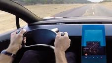 Tesla natočila výrobu aut ve své továrně i nejnovější modely za jízdy