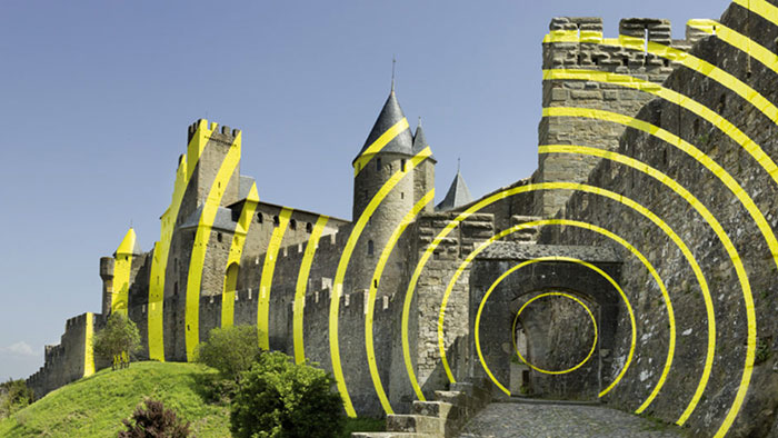 Felice Varini pomaloval francouzský hrad Carcassonne žlutými kruhy