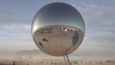 BIG navrhli reflexní instalaci The Orb pro festival Burning Man