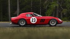 Sběratelské závodní Ferrari 250 GTO z roku 1962 jde do aukce