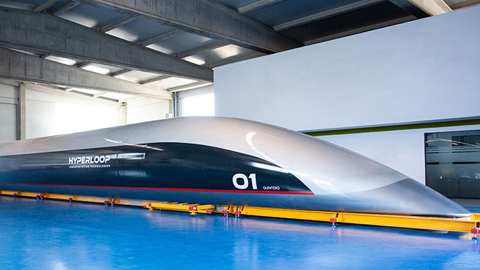 HyperloopTT odhalil první dopravní kapsli pro pasažéry a ukazuje její výrobu