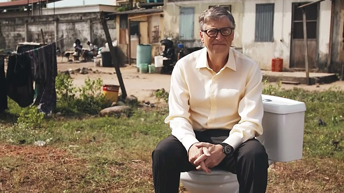 Bill Gates představil revoluční toaletu nepotřebující vodu