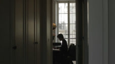 Francouzský architekt Joseph Dirand ukazuje svůj minimalistický byt v Paříži