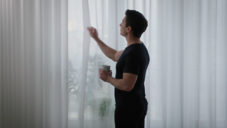 Ikea vyvinula závěsy Gunrid pomáhající čistit vzduch v domácnostech