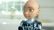 Little Sophia je malý programovatelný robot pomáhající dětem se učit