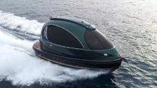 Royal Jet Capsule je na míru vyrobený motorový člun s barem a 9 sedadly