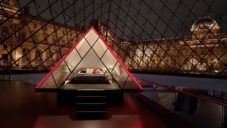 Airbnb vytvořilo v pyramidě v Louvre pokoj a nechává soutěžit o přespání