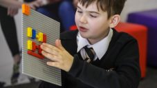 Lego vyvinulo stavebnici Braille Bricks se speciálními kostkami pro nevidomé děti