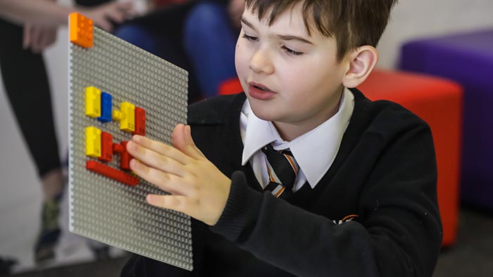 Lego vyvinulo stavebnici Braille Bricks se speciálními kostkami pro nevidomé děti