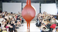 Fredrik Tjaerandsen navrhl módní kolekci z obřích nafouknutých balónů