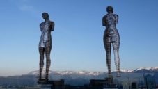 Gruzii zdobí osmimetrová kinetická socha zakázaných milenců