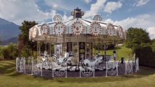 Jaime Hayón navrhl pro Swarovski kolotoč zdobený 15 miliony krystalů