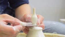 Japonský umělec Yuta Segawa ručně vyrábí keramické miniatury váz