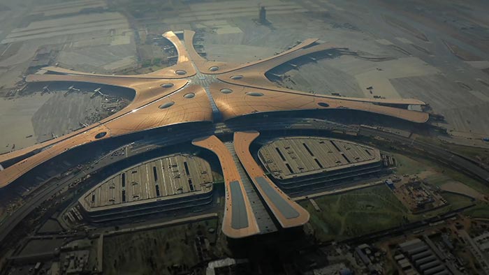 U Pekingu bylo otevřeno největší letiště s tvarem mořské hvězdice