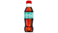 Coca-Cola má první láhve vyrobené částečně z plastu vyloveného z moří