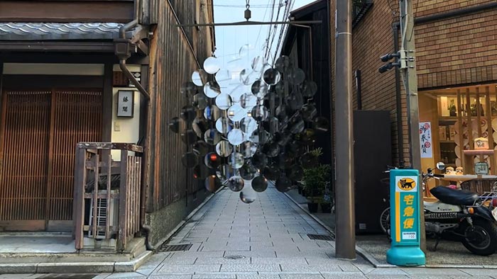 Vincent Leroy vystavil v japonské uličce instalaci z desítek čoček