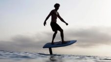 Fliteboard je elektricky poháněný surf vznášející se nad vodou