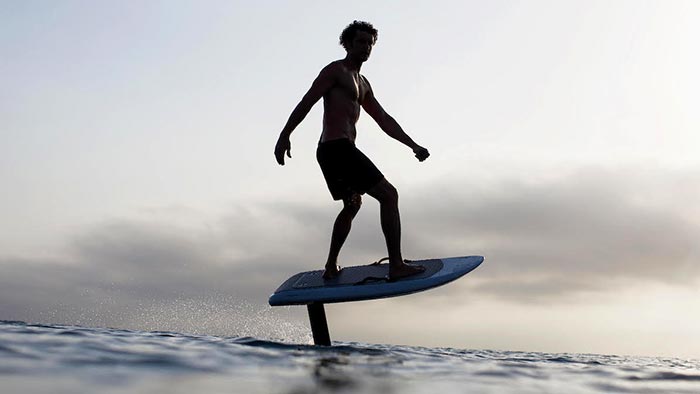 Fliteboard je elektricky poháněný surf vznášející se nad vodou